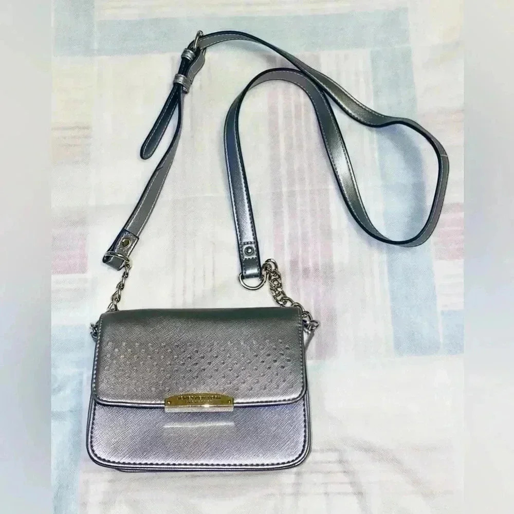 🏵️Jones New York Signature tiny silver bag 🏵️
